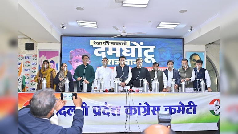दिल्ली में दमघोंटू प्रदूषण को लेकर कांग्रेस का हमला, ऑक्सीजन सिलेंडर लगाकर पहुंचे सचिवालय, CM को सौंपा ज्ञापन