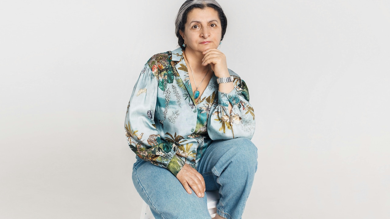 Solid solid coloured blazers to tone down loud prints