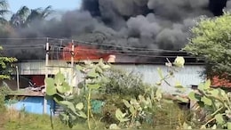 इंदौर में भीषण आग से चार कारखाने जलकर राख, कई किमी दूर से दिखा काले धुएं का गुबार