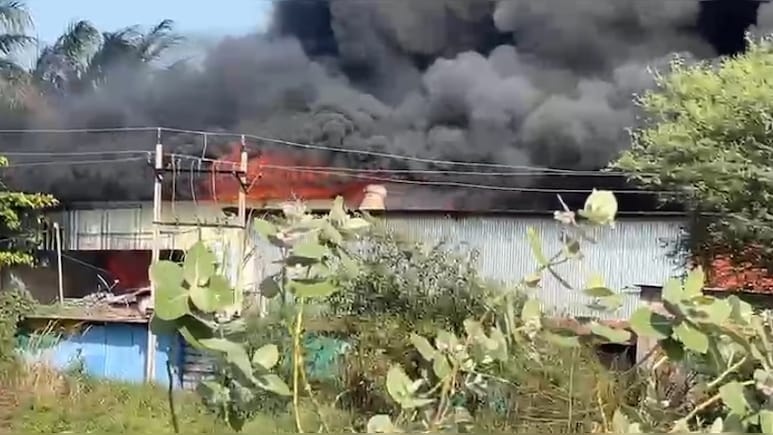 इंदौर में भीषण आग से चार कारखाने जलकर राख, कई किमी दूर से दिखा काले धुएं का गुबार
