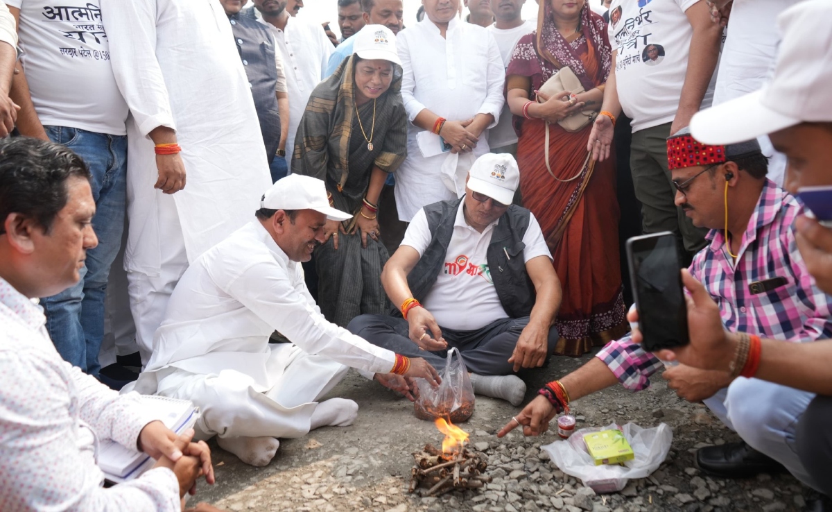 10 साल में भी नहीं बन पाया सीधी-सिंगरौली राजमार्ग, सांसद पहुंचे भगवान की शरण में,सड़क पर किया बाधा निवारण हवन