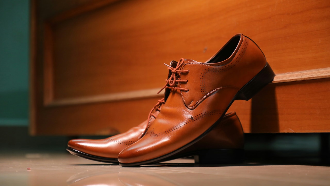 Why Formal Shoes Hurt After A Metro Ride: The Commute-to-Desk Problem Solved