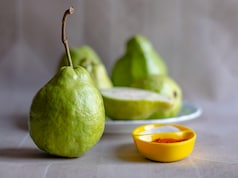 अमरूद में नमक छिड़कर खाने से क्या होता है?