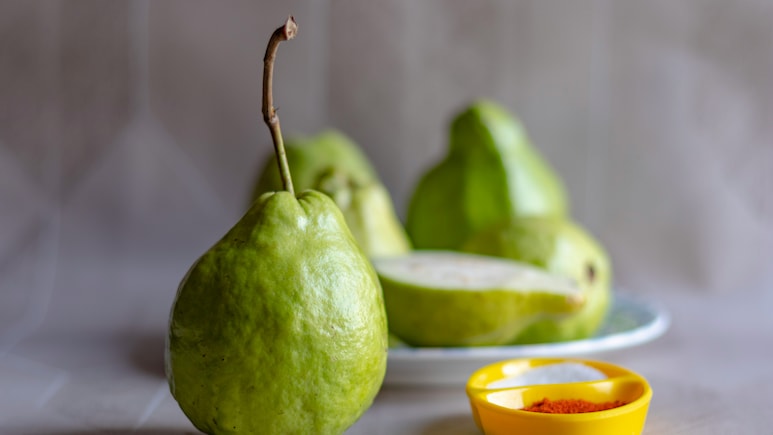 अमरूद में नमक छिड़कर खाने से क्या होता है?