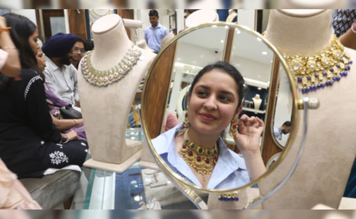 Gold-Silver Rate: सोने में थमी तेजी, लेकिन चांदी ने पकड़ी रफ्तार, जानें क्या हैं आज के ताजा भाव