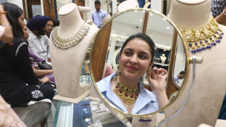 Gold-Silver Rate: सोने में थमी तेजी, लेकिन चांदी ने पकड़ी रफ्तार, जानें क्या हैं आज के ताजा भाव