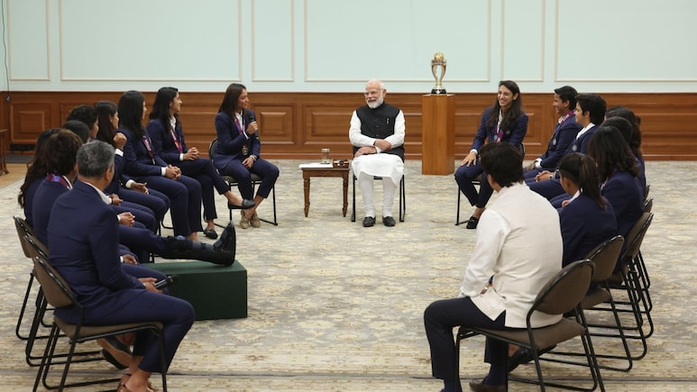 Pratika Rawal: मेडल के साथ दिखीं प्रतिका रावल तो फैंस के बीच मची हलचल, क्या ICC ने बदला नियम? जानिए इनसाइड स्टोरी