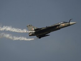 आसमान से समुद्र तक दुश्मन को सबक सिखाने का दम, मल्टी-रोल फाइटर जेट... तेजस के बारे में जानें सबकुछ