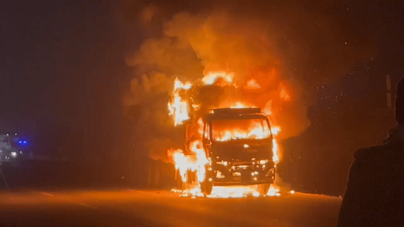 Ajmer News: किशनगढ़ में अजमेर रोड हाईवे पर ट्रक में लगी भीषण आग, मौक़े पर पहुंचीं दमकल की गाड़ियां