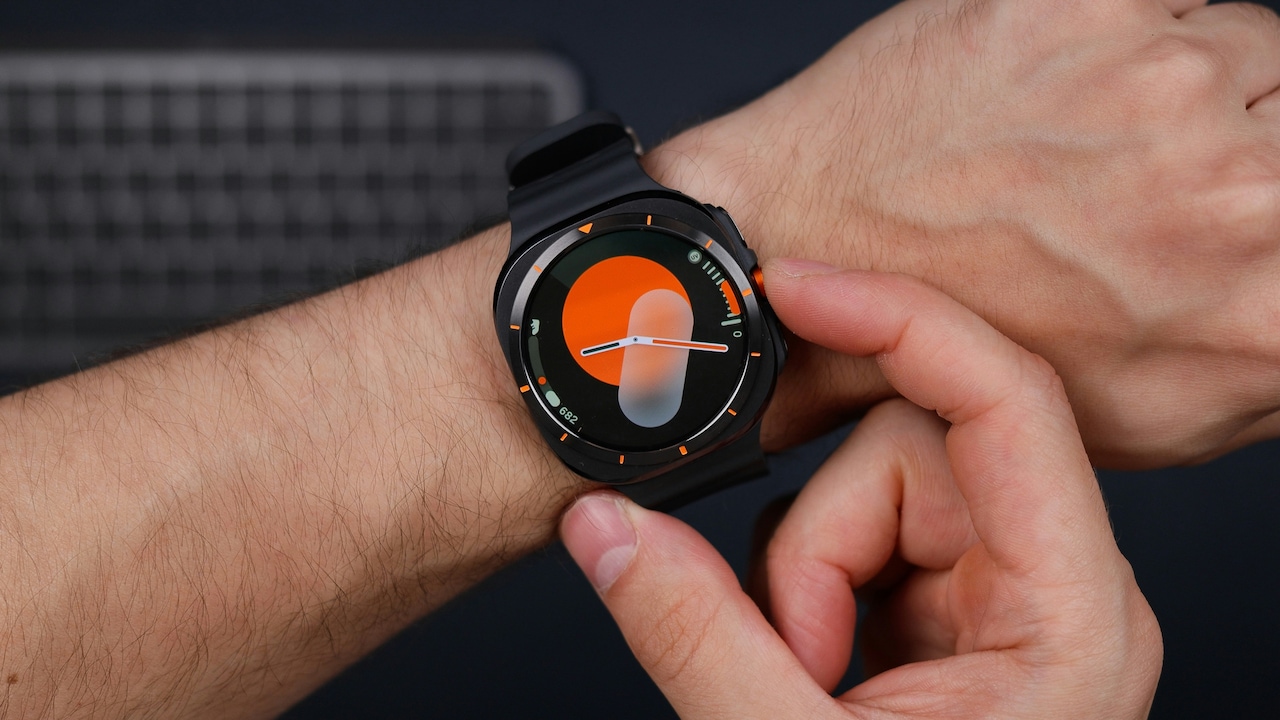 Smartwatch Buying Tips: How To Prioritise Battery, Display And Sensors Smartwatch Buying Tips: How To Prioritise Battery, Display And Sensors