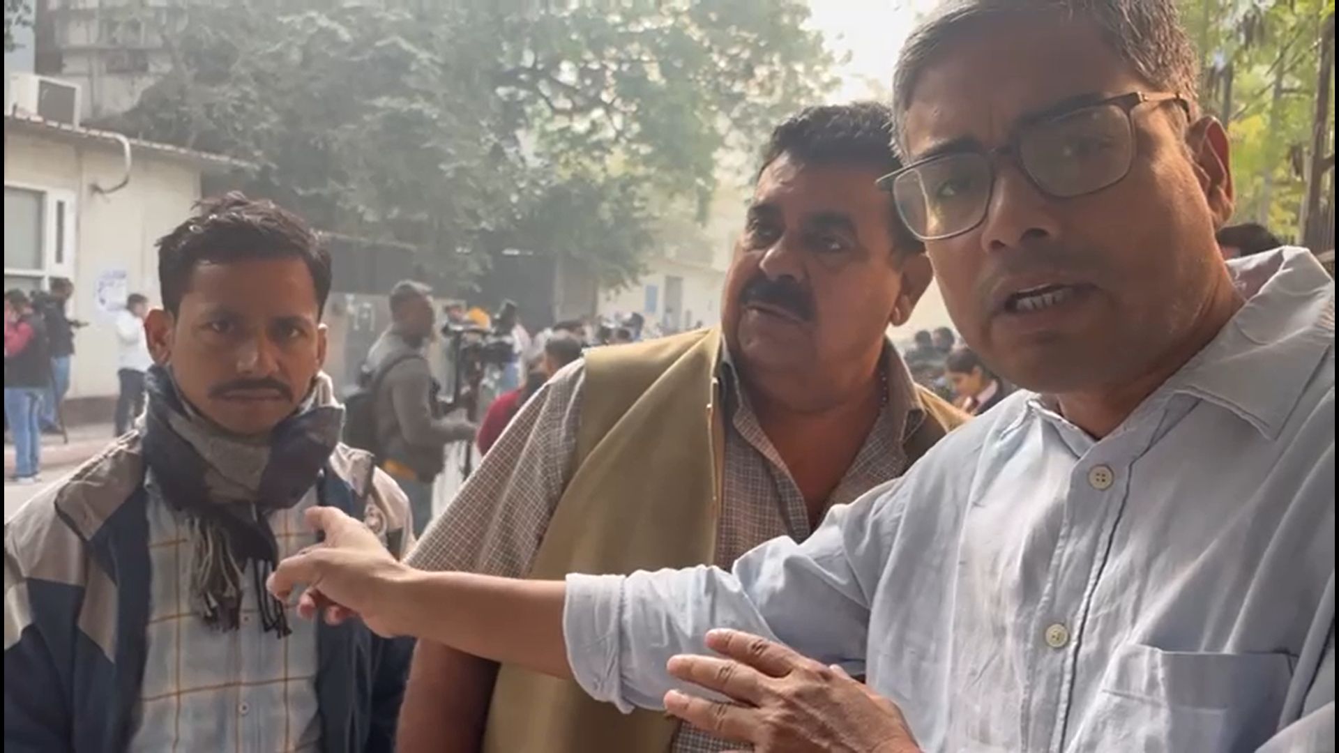 एनडीटीवी इंडिया के रिपोर्टर रविश रंजन (सबसे दाएं) के साथ अशोक रंधावा (बीच में) और सुरेंद्र