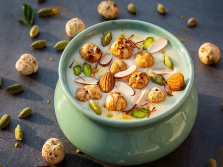 मखाने वाला दूध पीने से कौन सी बीमारी ठीक होती है? इन लोगों के लिए अमृत से कम नहीं है Makhana Milk