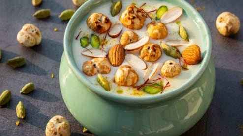 मखाने वाला दूध पीने से कौन सी बीमारी ठीक होती है? इन लोगों के लिए अमृत से कम नहीं है Makhana Milk