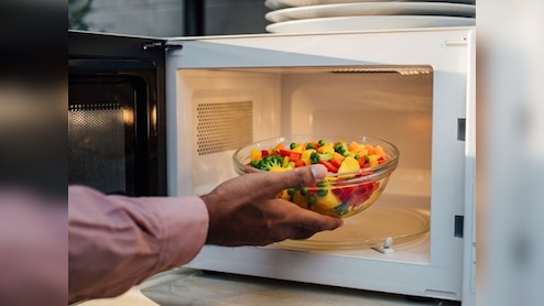 खाने को बार-बार गर्म करके खाते हैं? जानें लें क्या कहता है आयुर्वेद और क्या हैं नुकसान