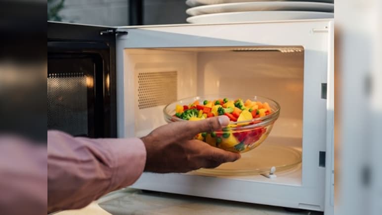 खाने को बार-बार गर्म करके खाते हैं? जानें लें क्या कहता है आयुर्वेद और क्या हैं नुकसान