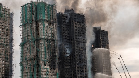 83 लोगों की मौत, सैकड़ों अब भी लापता, हर फ्लैट राख... हांगकांग की जली बिल्डिंग का हाल रूह कांप देगी