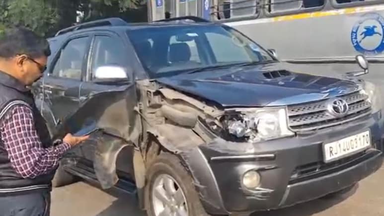 जयपुर में सड़क हादसे के 24 घंटे बाद ही फिर दिखी लापरवाही, पूर्व IAS की गाड़ी को रोडवेज बस ने मारी टक्कर