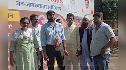 शराब की बोतलों की माला पहनकर प्रदर्शन; अवैध शराब के खिलाफ कांग्रेसियों ने खोला मोर्चा