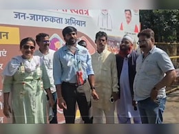 शराब की बोतलों की माला पहनकर प्रदर्शन; अवैध शराब के खिलाफ कांग्रेसियों ने खोला मोर्चा