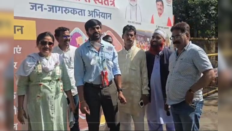 शराब की बोतलों की माला पहनकर प्रदर्शन; अवैध शराब के खिलाफ कांग्रेसियों ने खोला मोर्चा