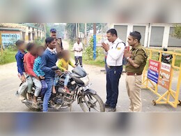 हे प्रभु आप कहां थे! मोटर साइकिल पर 7 सवार को देख हाथ जोड़कर खड़े हो गए पुलिसवाले