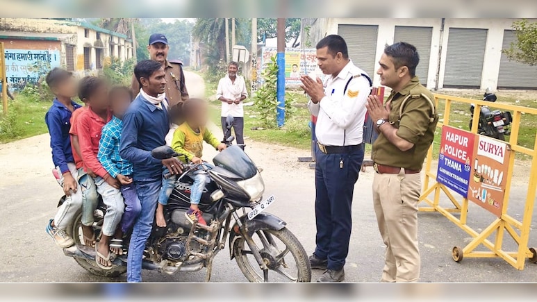 हे प्रभु आप कहां थे! मोटर साइकिल पर 7 सवार को देख हाथ जोड़कर खड़े हो गए पुलिसवाले