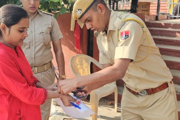 कलावा कांटते हुए सुरक्षाकर्मी कलावा कांटते हुए सुरक्षाकर्मी