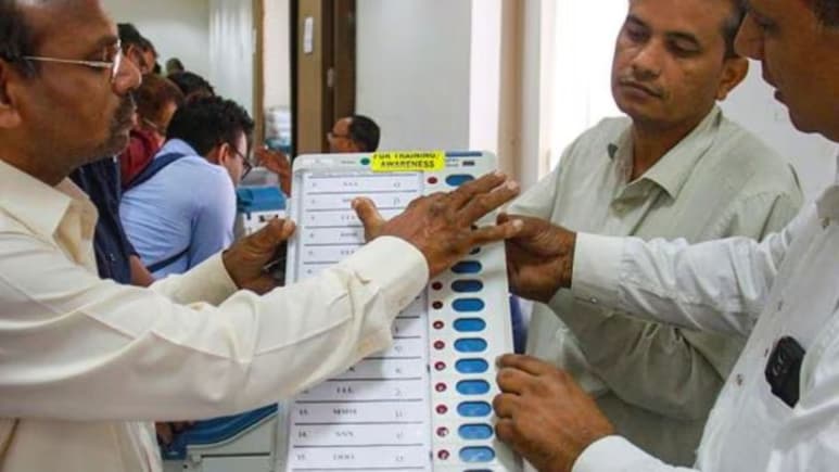 RJD ने लगाया पोलिंग बूथ पर बिजली काटने का आरोप, क्या बिना बिजली के काम नहीं करती है EVM?