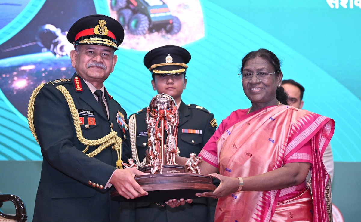 चाणक्य डिफेन्स डायलॉग-2025 में छाया ऑपरेशन सिंदूर, राष्ट्रपति मुर्मू बोलीं- दुनिया देखी भारत की ताकत चाणक्य डिफेन्स डायलॉग-2025 में छाया ऑपरेशन सिंदूर, राष्ट्रपति मुर्मू बोलीं- दुनिया देखी भारत की ताकत