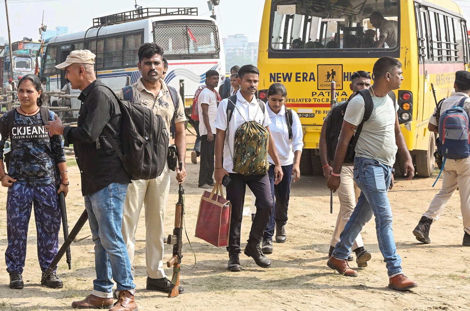 साथी पुरुष कर्मी के साथ महिला सुरक्षाकर्मी