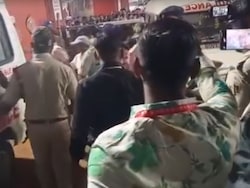 Huge Crowd At Shreya Ghoshal&#039;s Odisha Concert Leads To Chaos