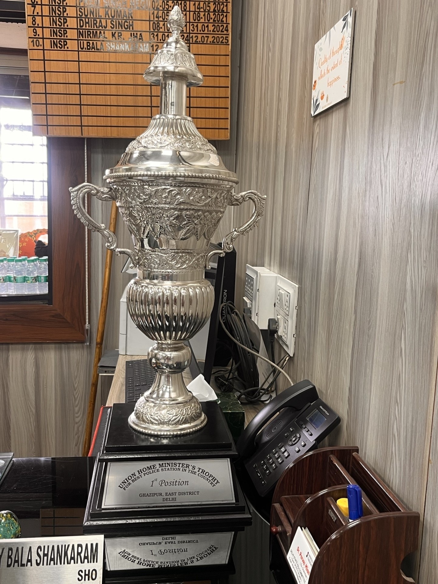 देश का नंबर-1 थाना घोषित होने पर गाजीपुर पुलिस स्टेशन को मिली ट्रॉफी.