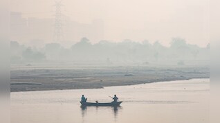 दिल्ली-NCR में सांस लेना हो रहा मुश्किल, AQI कई इलाकों में 400 के पार, जल्द राहत के आसार नहीं