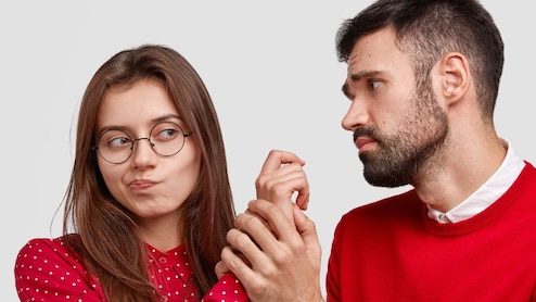 झट से मान जाएगी आपकी रूठी हुई गर्लफ्रेंड, मैसेज में भेज दें ये शायरियां, गुस्सा होगा छूमंतर