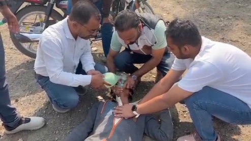 चलते-चलते अचानक सड़क पर ही शख्स को आ गया हार्ट अटैक, बिन बुलाए फरिश्ता बनकर पहुंचे डॉक्टर ने ऐसे बचाई जान