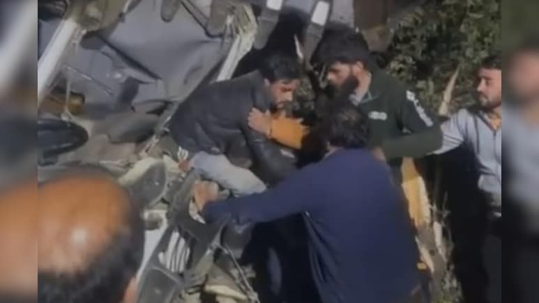 जम्मू-कश्मीर के बडगाम में बड़ा सड़क हादसा, 4 लोगों की मौत, कई घायल