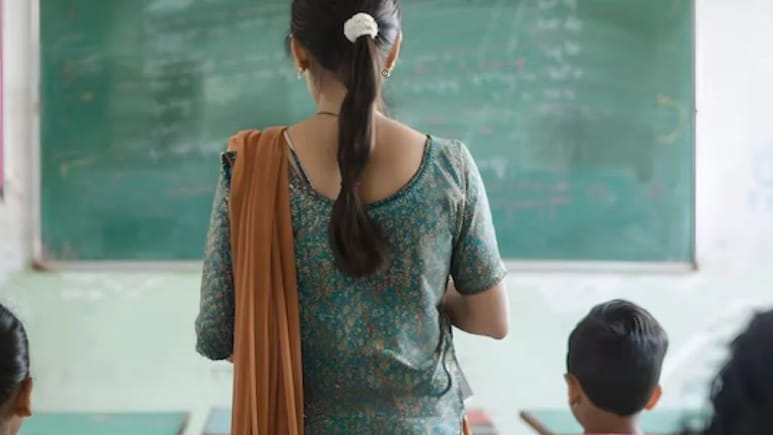 ये कैसी सजा! बच्चे के मुंह पर सेलोटेप चिपकाया, टीचर सस्पेंड