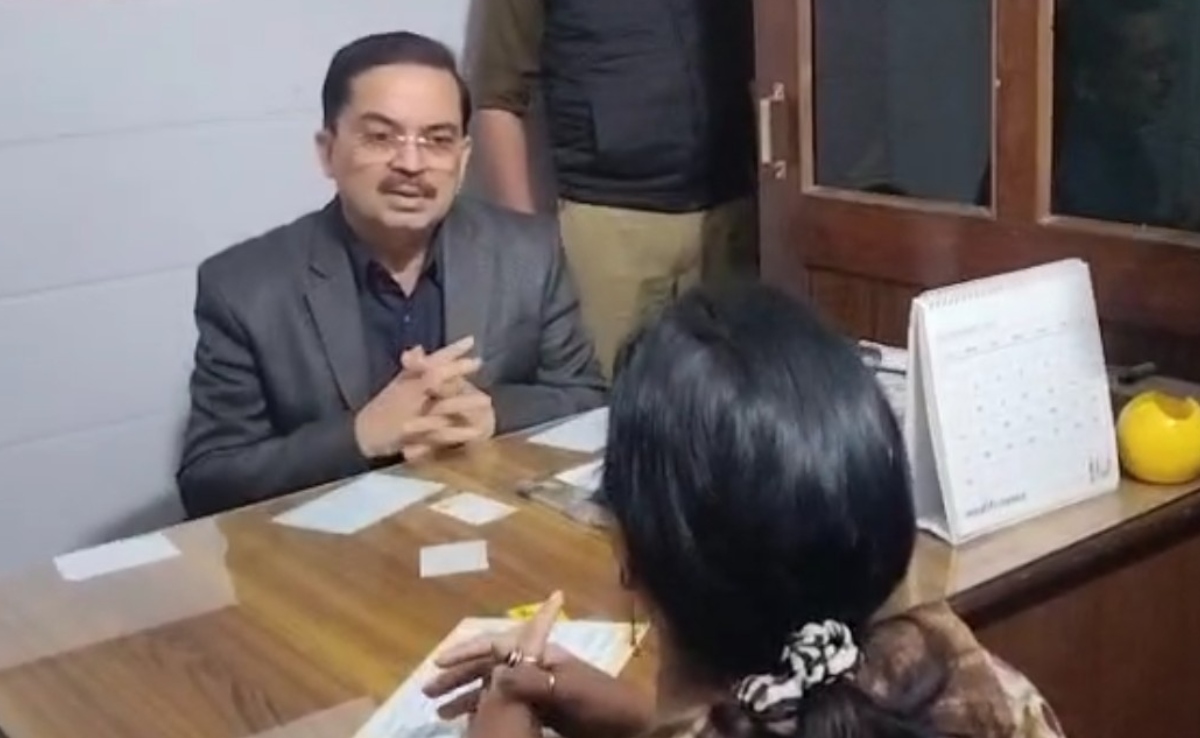 मुजफ्फरनगर के सीएमओ बदायूं में प्राइवेट प्रैक्टिस करते मिले, राज्य महिला आयोग की सदस्य को देख बाथरूम में छिपे