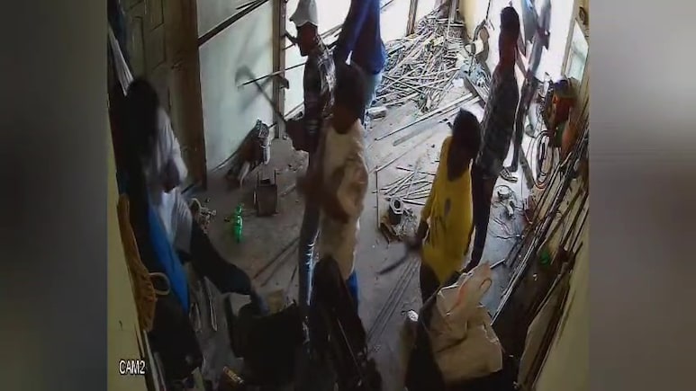 Video: Gang Of 8 Attack Man With Swords, Sickle In Thane