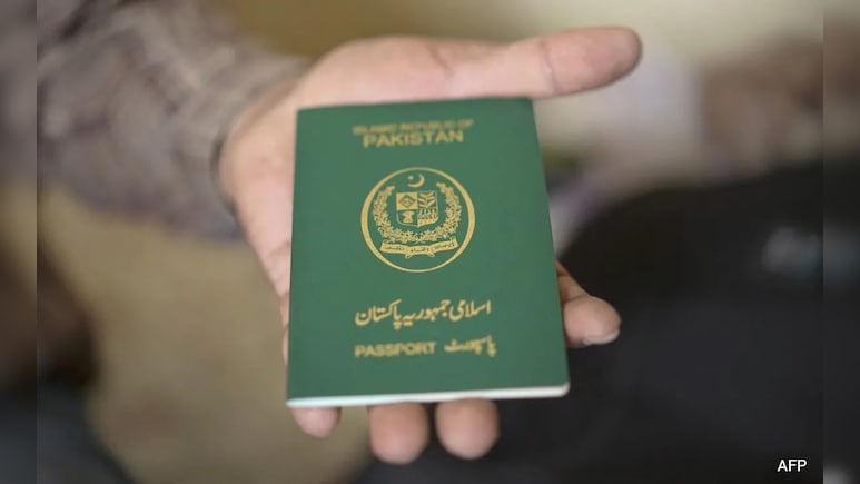 पाकिस्तानियों की नो एंट्री, दोस्ती दरकिनार कर इस बड़े मुस्लिम देश ने शहबाज-मुनीर को दिया झटका