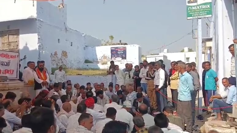 Rajasthan: पंचायत पुनर्गठन के मुद्दे पर सीकर में भी सड़कों पर उतरे ग्रामीण, बोले- हमारे साथ अन्याय हुआ