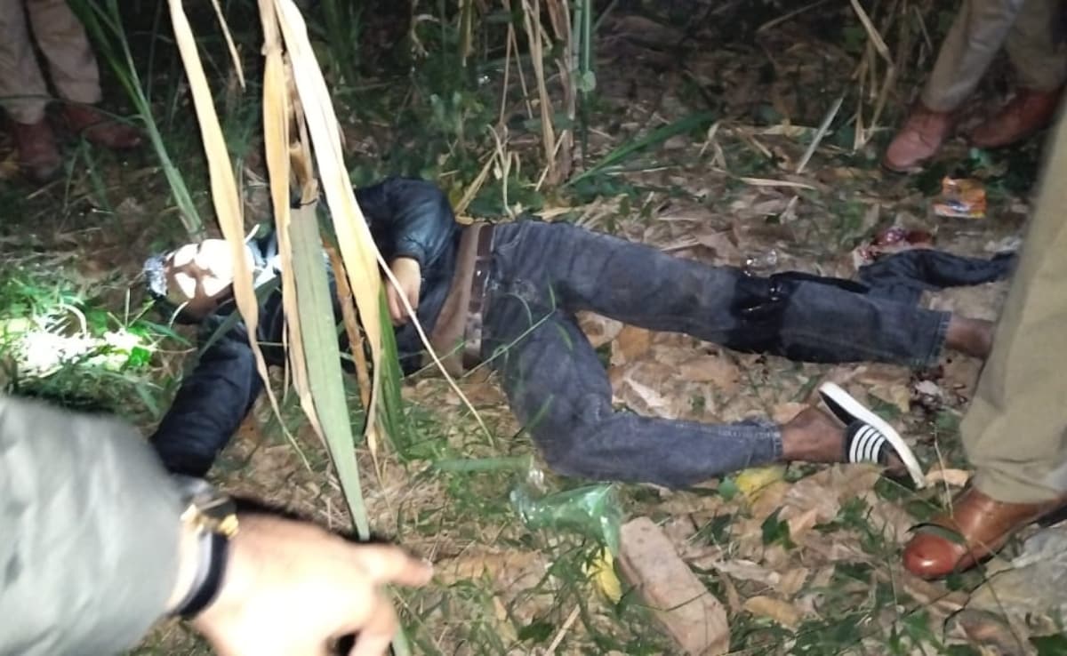 आशीष उर्फ मास्टर ने अभी कुछ दिन पहले ही ग्राम प्रधान के भाई के घर पर 20 राउंड फायरिंग की थी. आशीष उर्फ मास्टर ने अभी कुछ दिन पहले ही ग्राम प्रधान के भाई के घर पर 20 राउंड फायरिंग की थी.