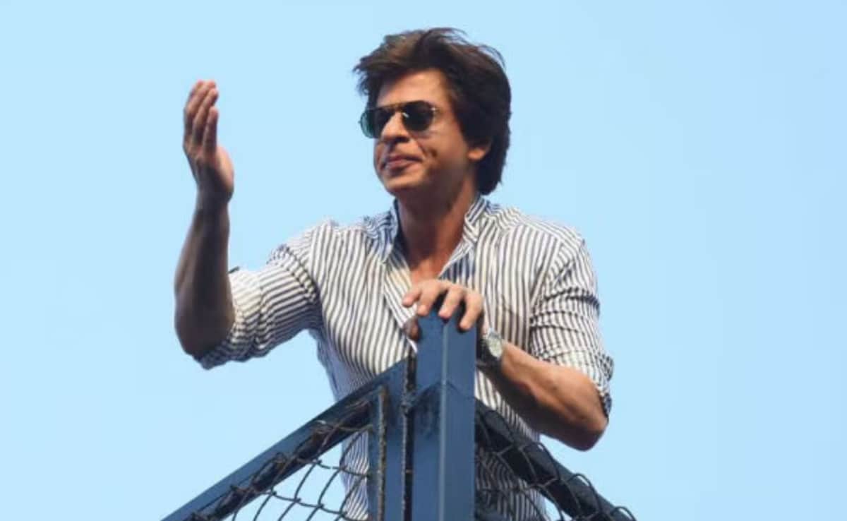On 60th Birthday, SRK Skips Meeting Fans At Mannat Due To Crowd Control Issues: "My Deepest Apologies"