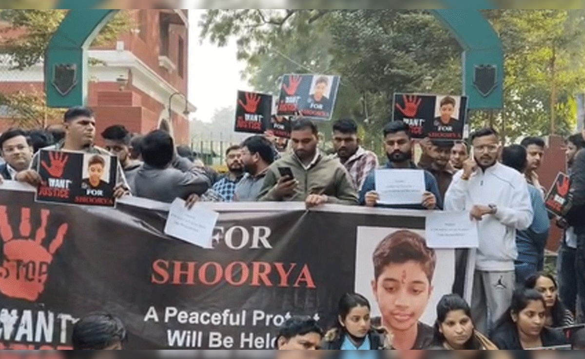 TC के नाम पर डराते थे स्कूल वाले... दिल्ली में सुसाइड करने वाले शौर्य के दोस्तों ने क्या कुछ बताया?