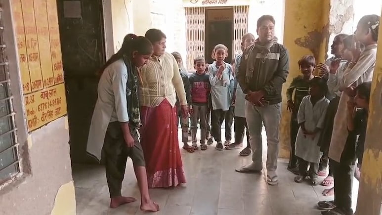 भरतपुर में फीमले डॉग का आतंक, स्कूल के बच्चे और टीचरों सहित अब तक 27 को काटा