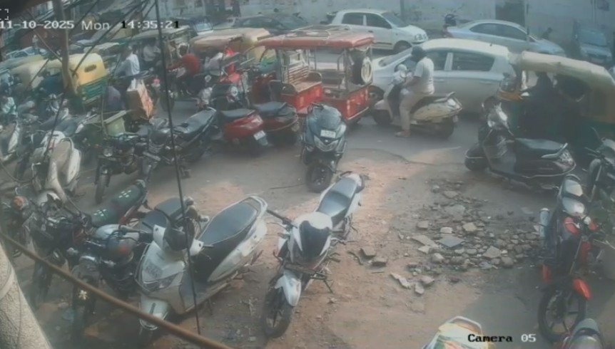 दिल्ली में ब्लास्ट से ठीक पहले मस्जिद गया था उमर, देखिए चंद घंटे पहले का वो वीडियो