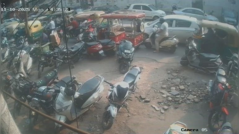 दिल्ली में ब्लास्ट से ठीक पहले मस्जिद गया था उमर, देखिए चंद घंटे पहले का वो वीडियो