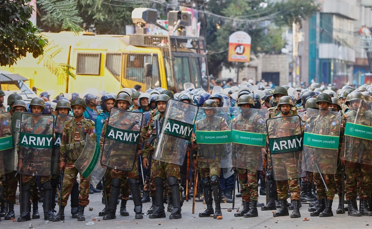 शेख हसीना पर फैसले को लेकर बांग्लादेश में भारी फोर्स तैनात किया गया. शेख हसीना पर फैसले को लेकर बांग्लादेश में भारी फोर्स तैनात किया गया.