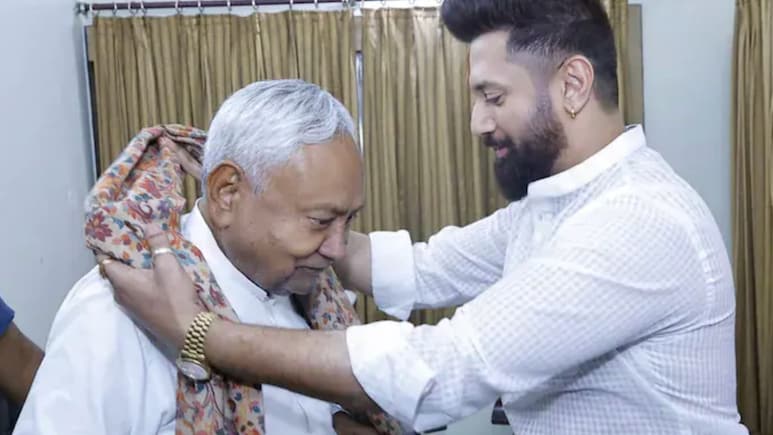 Bihar Chunav Results: हार के बाद खरगे के घर कांग्रेस की बैठक, राहुल भी मौजूद, नीतीश से मिले चिराग पासवान