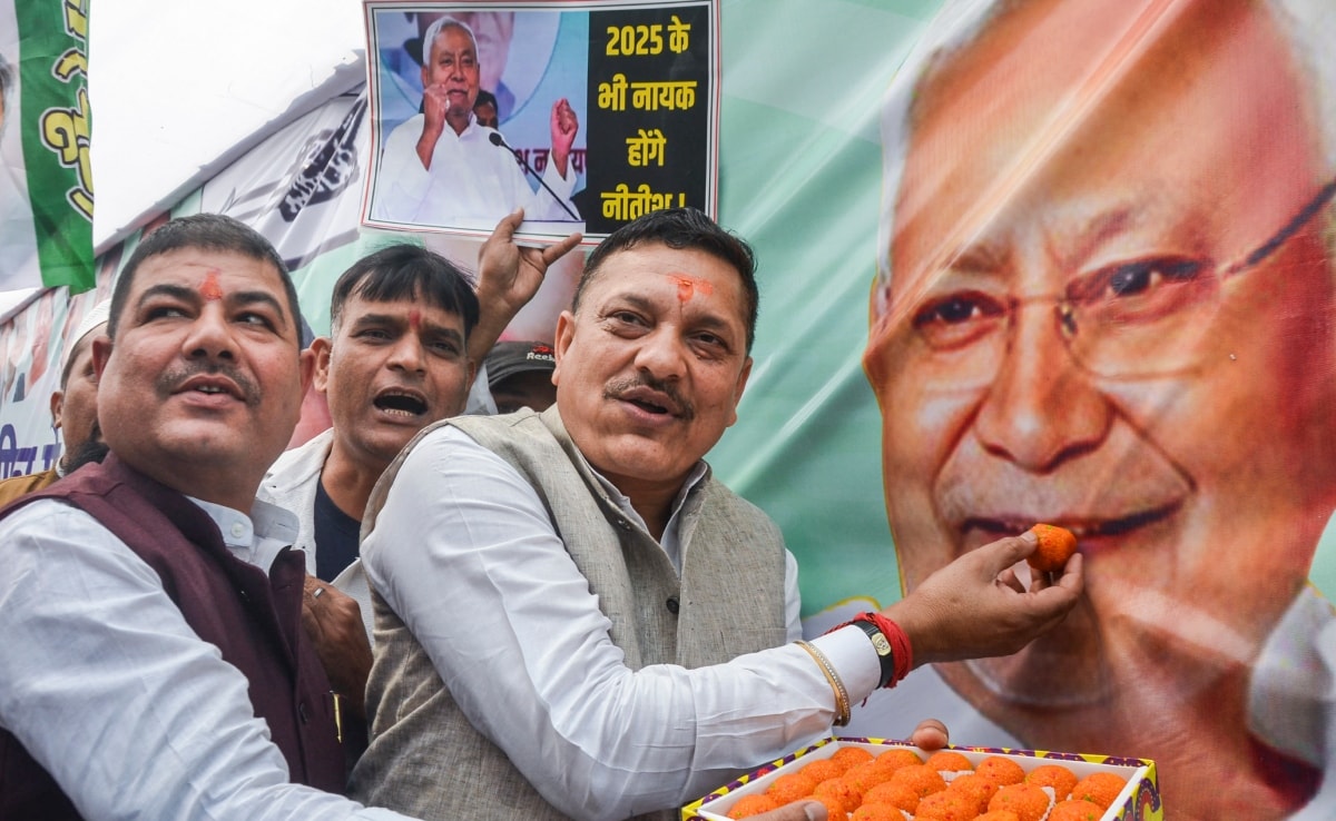 बिहार विधानसभा चुनाव के मतगणना के रूझान आने के बाद नीतीश के पोस्टर को मिठाई खिलाते उनके समर्थक. बिहार विधानसभा चुनाव के मतगणना के रूझान आने के बाद नीतीश के पोस्टर को मिठाई खिलाते उनके समर्थक.